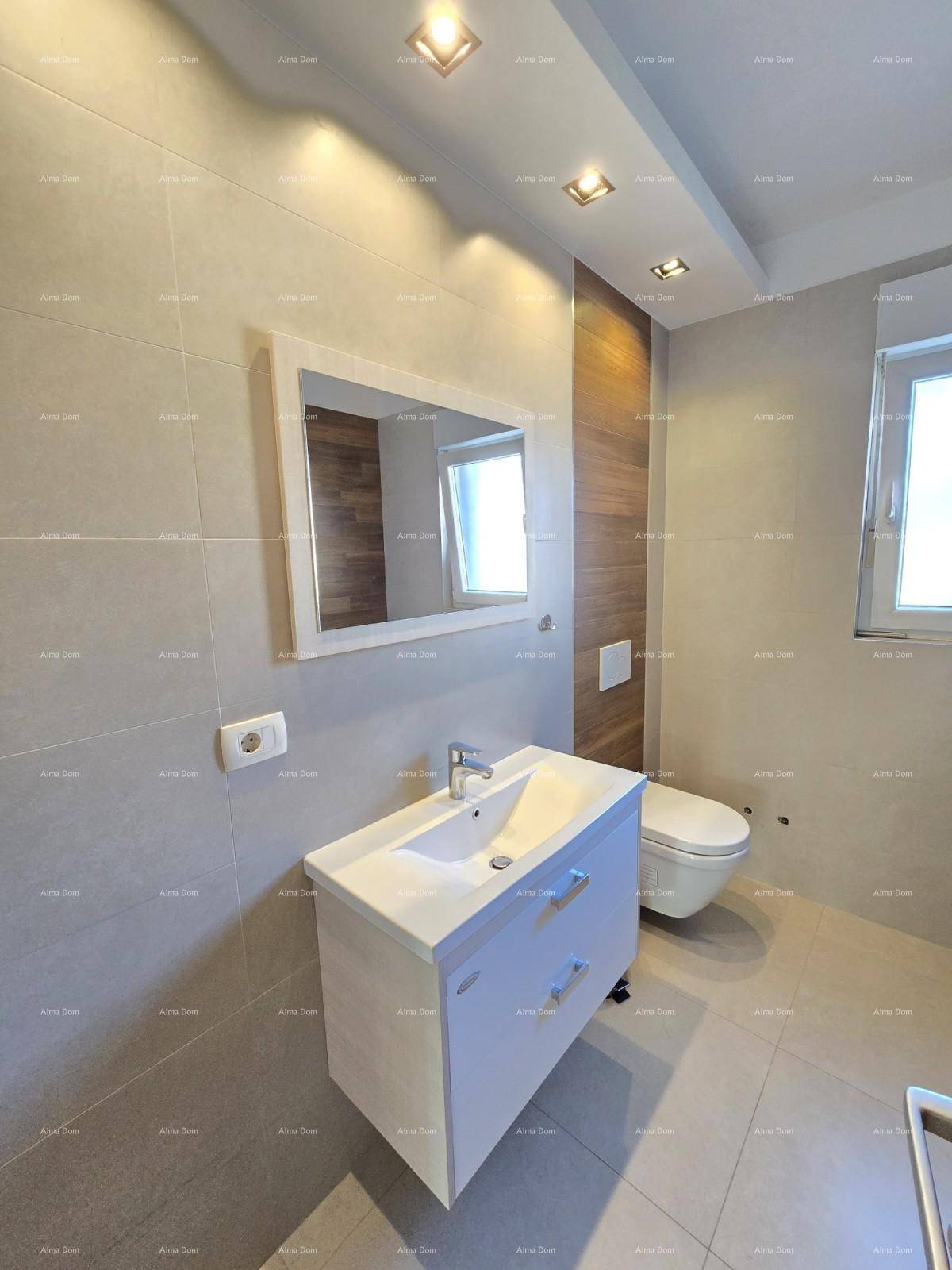Modernes Badezimmer mit Waschtisch, Spiegel und Wand-WC, hell gefliest.