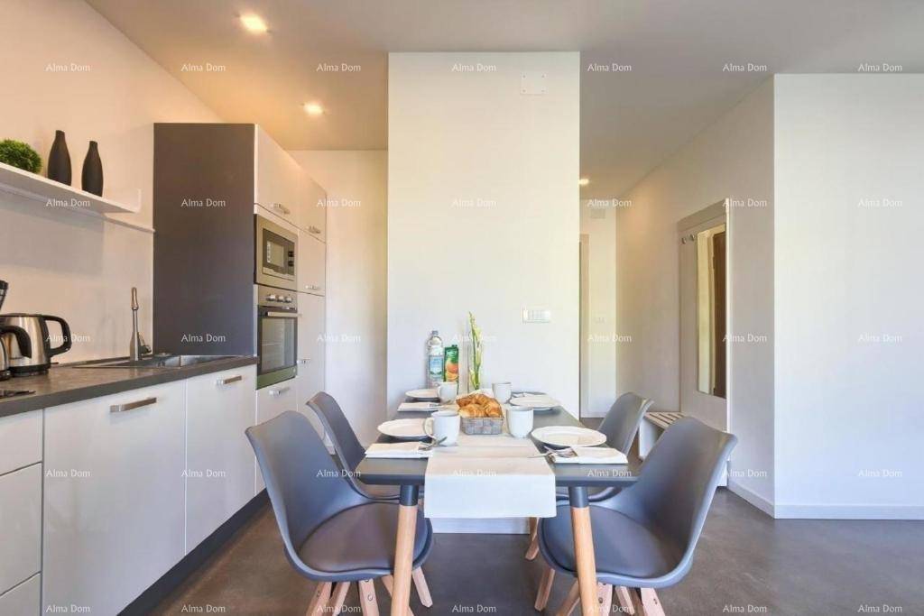 Moderne Einbauküche mit Essbereich und integrierten Geräten in hellem Design.
