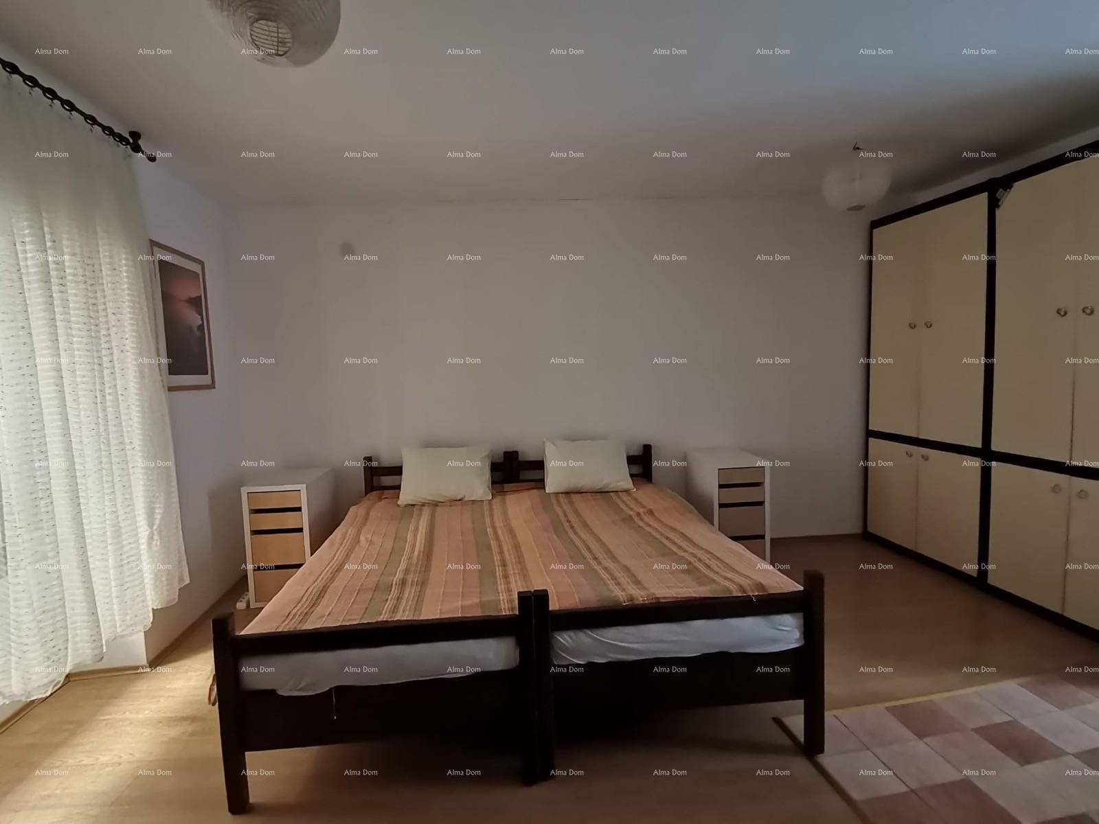 Geräumiges Schlafzimmer mit Doppelbett, Nachttischen und großen Kleiderschränken.