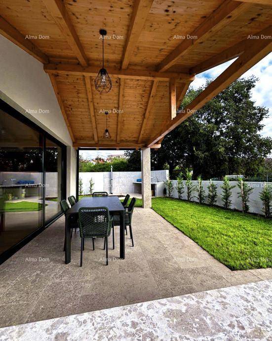 Überdachte Terrasse mit Holzdach, Esstisch und Blick auf den grünen Gartenbereich.