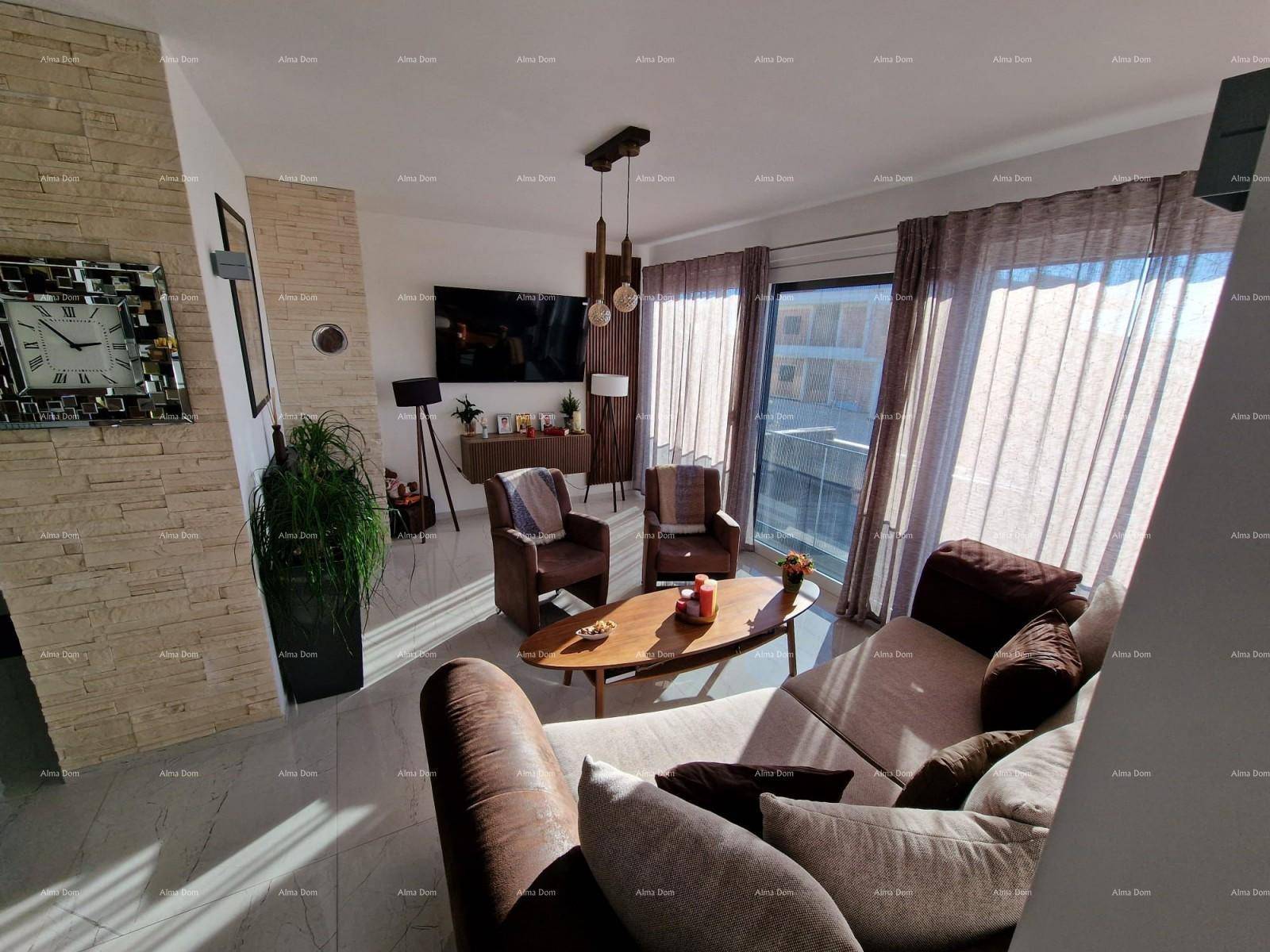 Helles Wohnzimmer mit modernem Design, Steinwandakzent und Zugang zu einem Balkon.