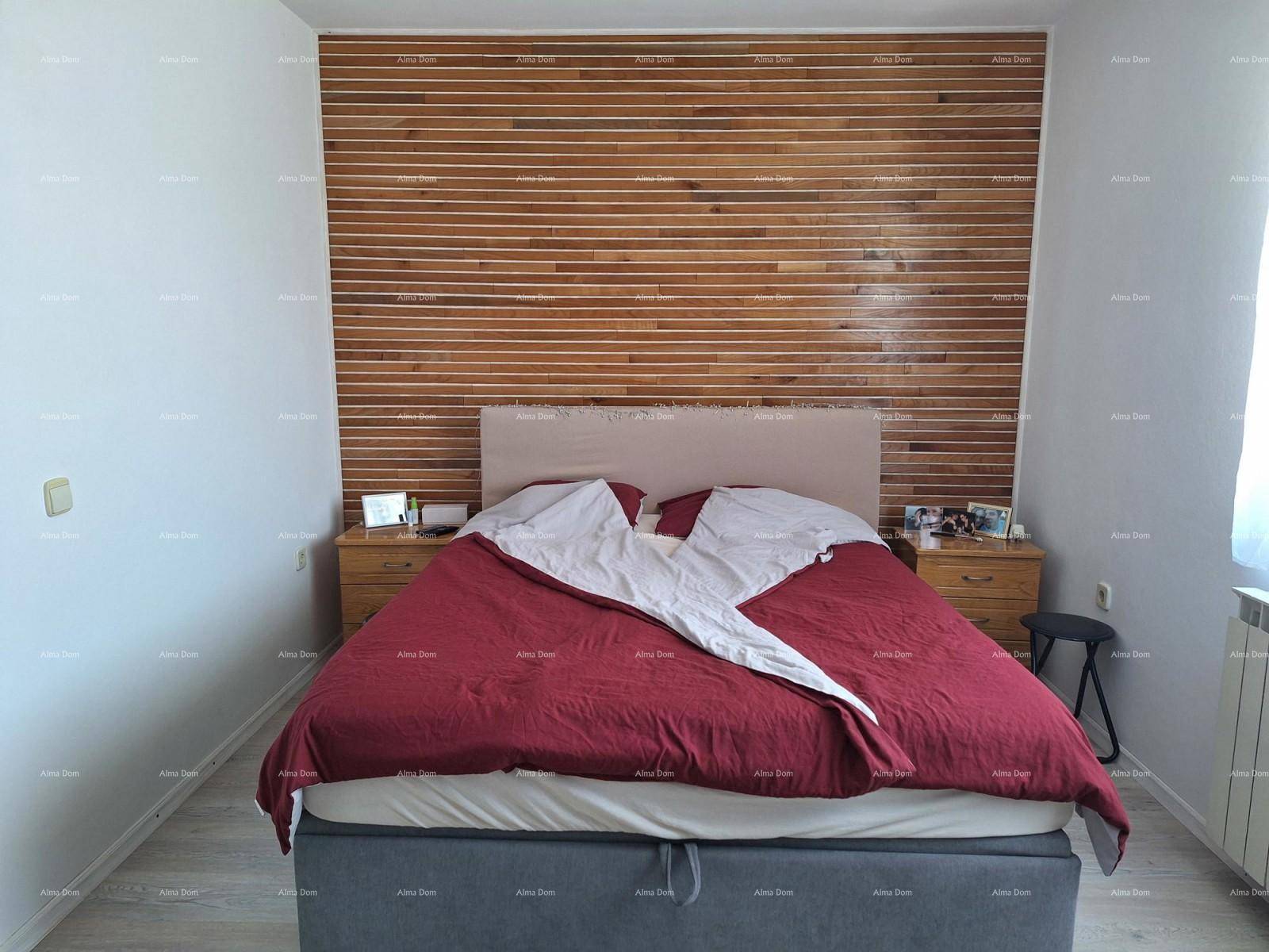 Schlafzimmer mit Doppelbett, Holzwandverkleidung und Nachttischen.