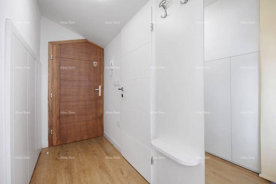 Heller Eingangsbereich mit Holztür, integrierten Schränken und Garderobe, modern gestaltet.