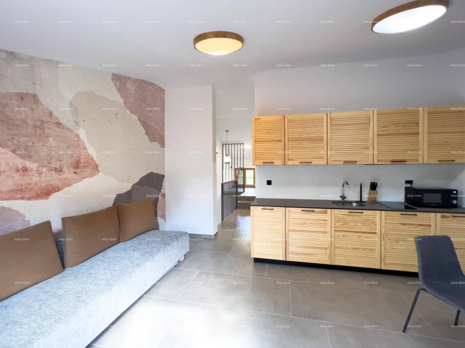 Offener Wohnbereich mit Küchenzeile, Sofa und Blick auf das Treppenhaus, hell und geräumig.