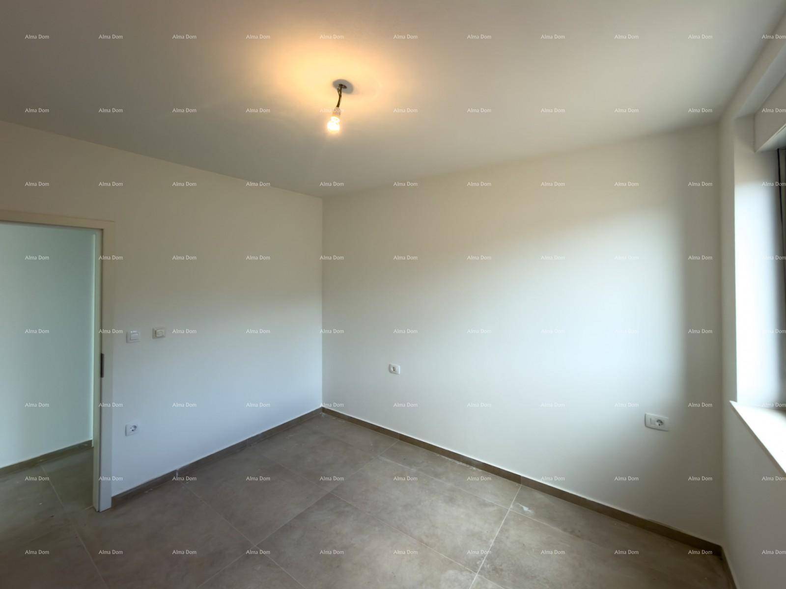 Leeres Zimmer mit hellen Wänden und Fliesenboden, bereit für individuelle Gestaltung.