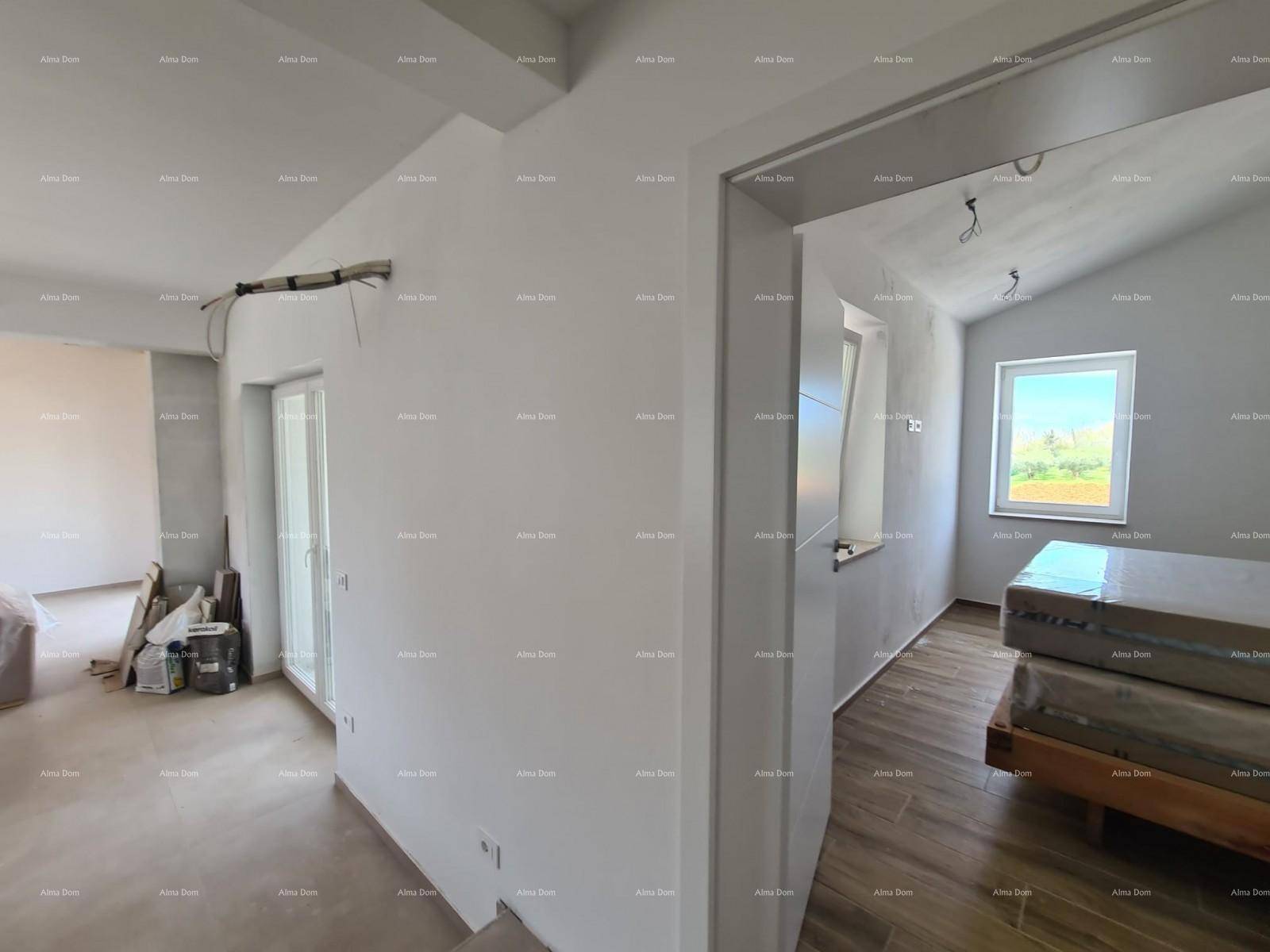 Offener Wohnbereich im Neubau mit Blick auf den zukünftigen Schlafbereich und Fenster.