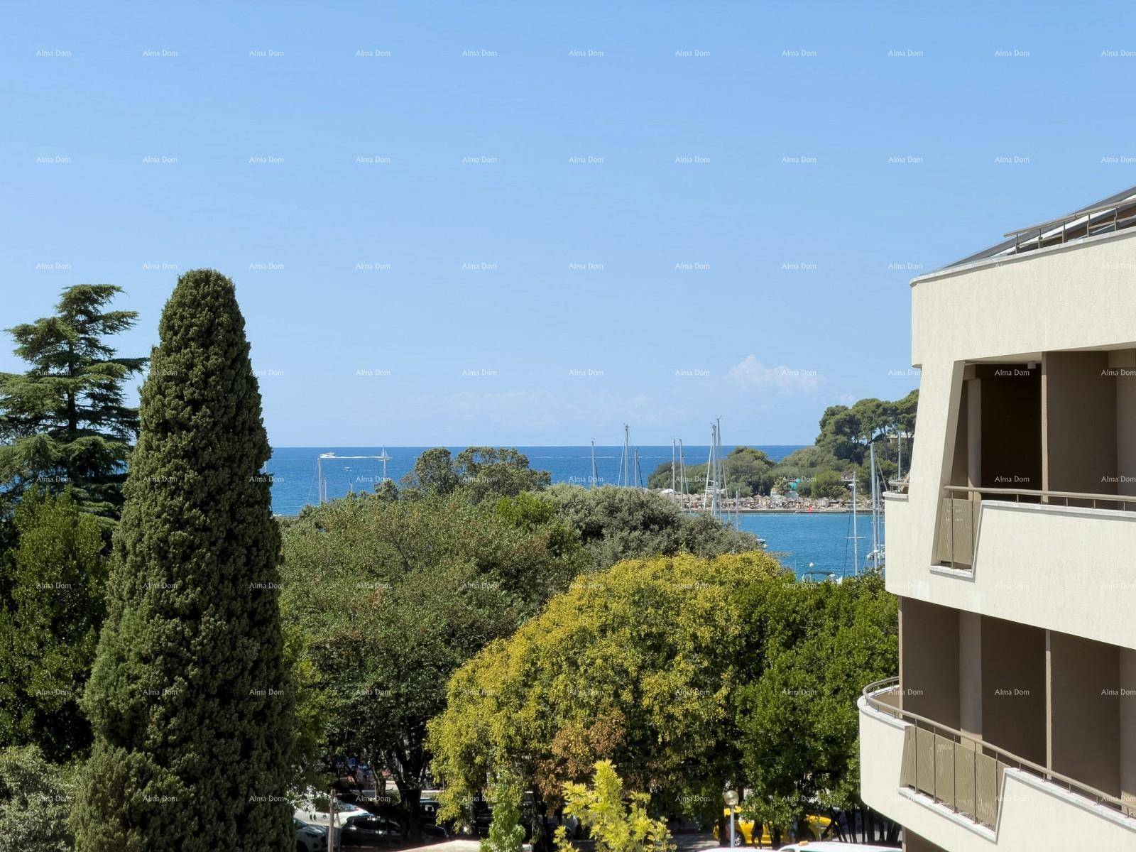 Malerischer Ausblick auf das Meer mit Booten, üppigem Grün und der Küstenlandschaft.
