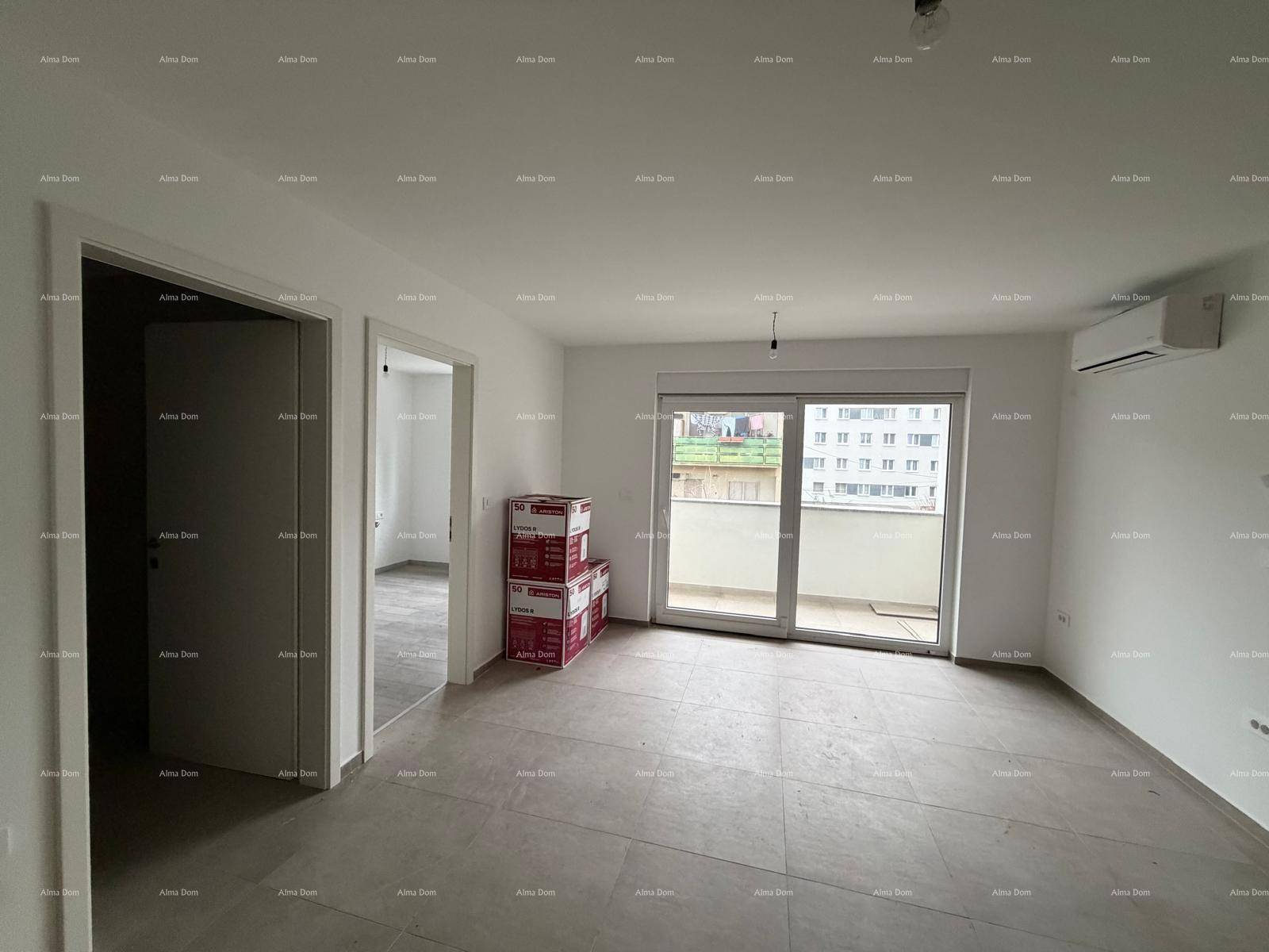 Helles Wohnzimmer im Rohbau mit Fliesenboden und großem Fenster zum Balkon.