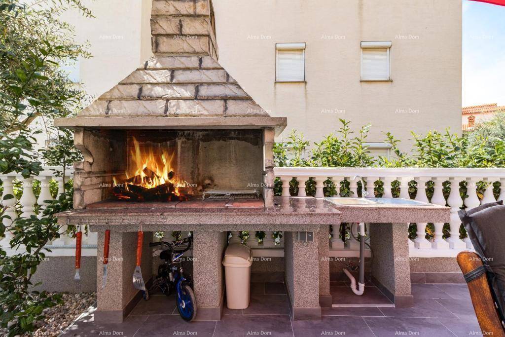 Gemauerter Außenkamin mit brennendem Feuer, perfekt für Grillabende und gemütliche Stunden im Freien.