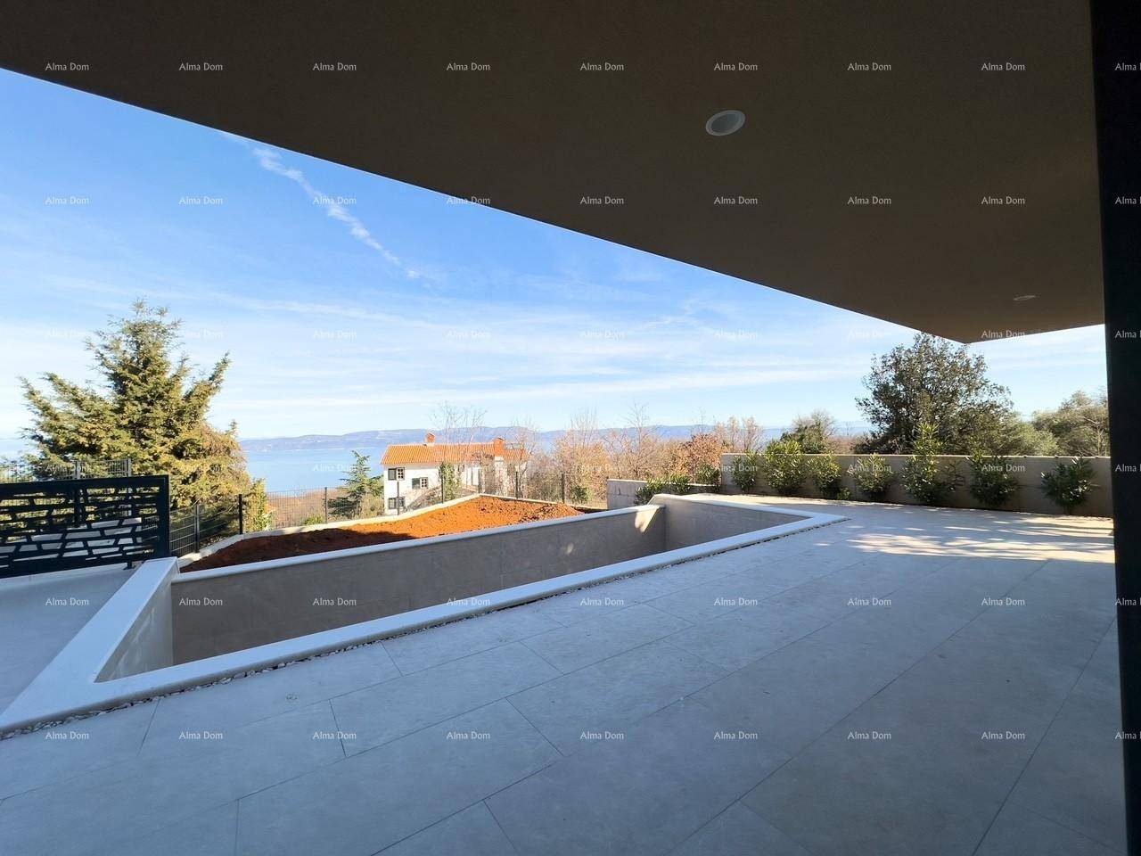 Großzügige Terrasse mit Pool und atemberaubendem Meer- und Bergblick.