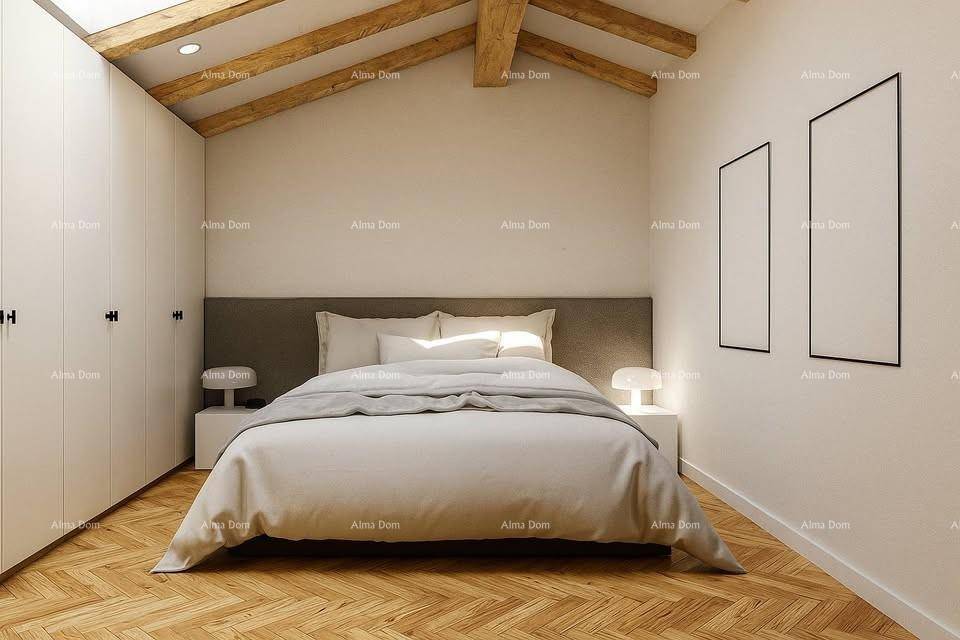 Ruhiges Schlafzimmer mit Holzbalken, Einbauschränken und einem Dachfenster für natürliches Licht.