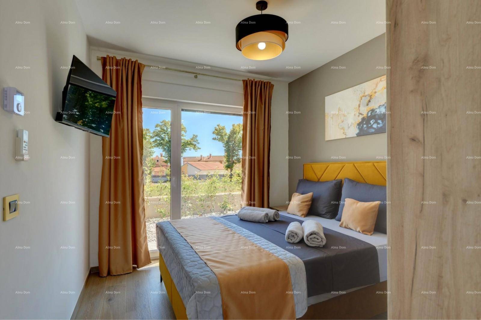 Helles Schlafzimmer mit Doppelbett, gelben Akzenten und Blick ins Grüne.