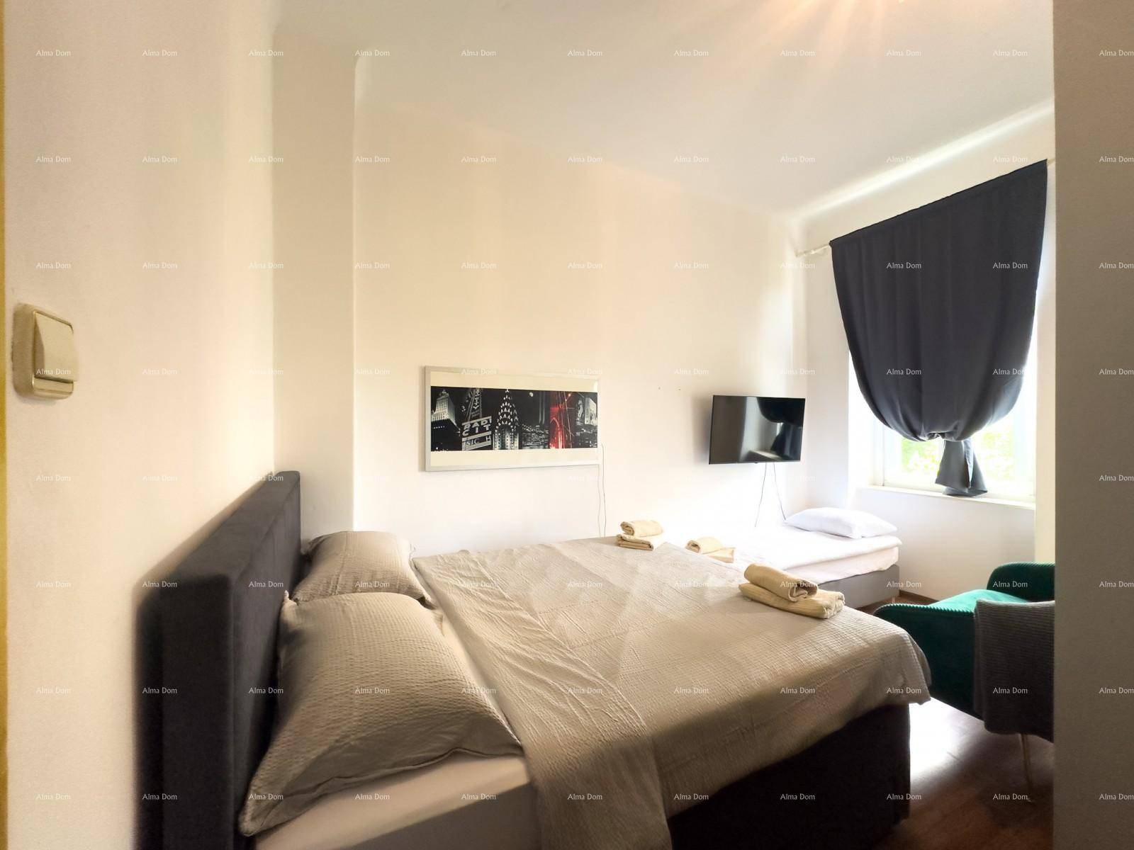 Gemütliches Schlafzimmer mit Doppelbett, Einzelbett und einem an der Wand montierten Fernseher.
