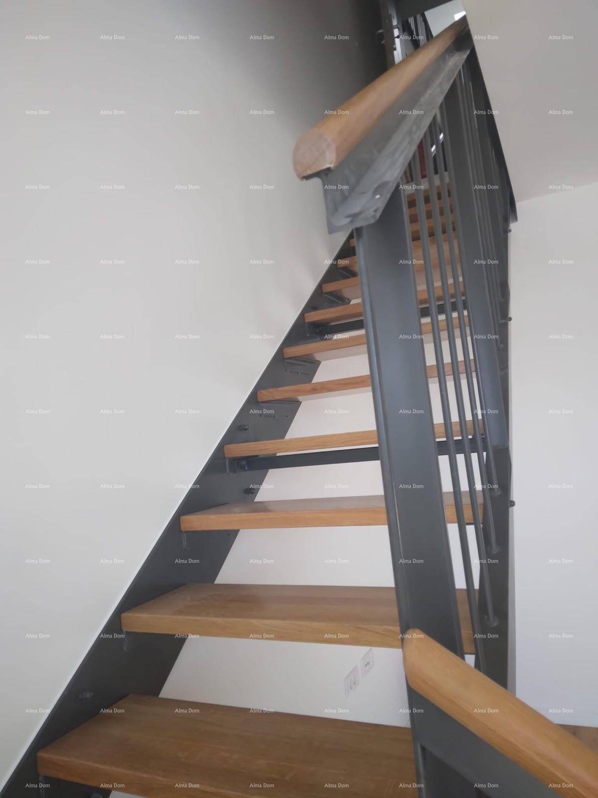 Elegante moderne Treppe mit schwebenden Holzstufen und minimalistischem Metallgeländer.