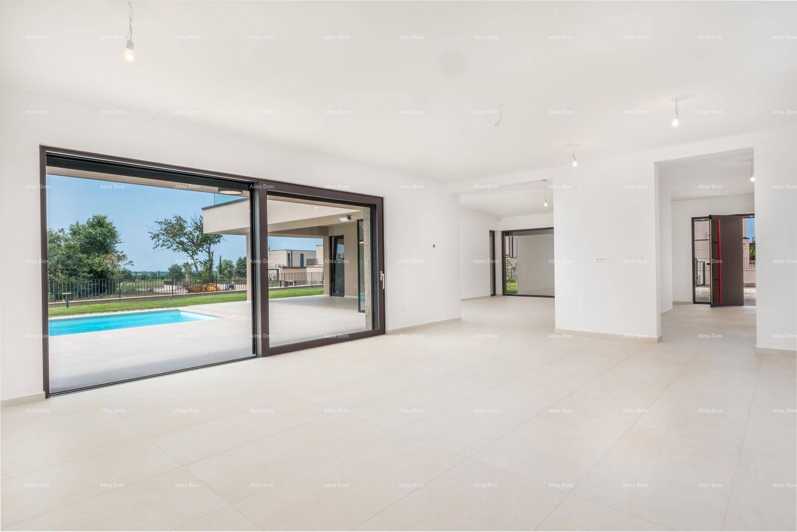 Heller, offener Wohnbereich mit großen Schiebetüren und Blick auf den Pool und Garten.