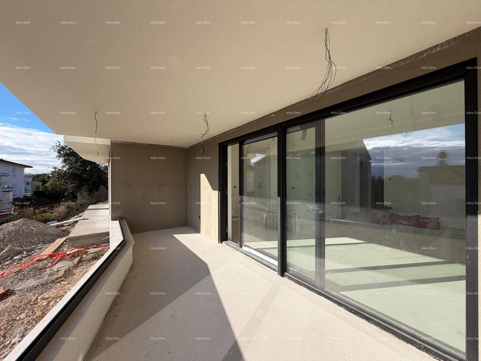 Geräumiger Balkon im Rohbau mit Schiebetüren zum Innenraum und Blick auf die Baustelle und Umgebung.