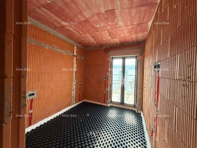 Unfertiges Schlafzimmer mit Ziegelwänden, Fußbodenheizungsvorbereitung und Balkonzugang.