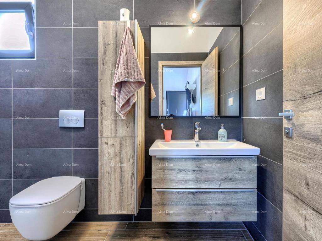 Stilvolles Badezimmer mit modernem Waschtisch, Spiegel und Hänge-WC.