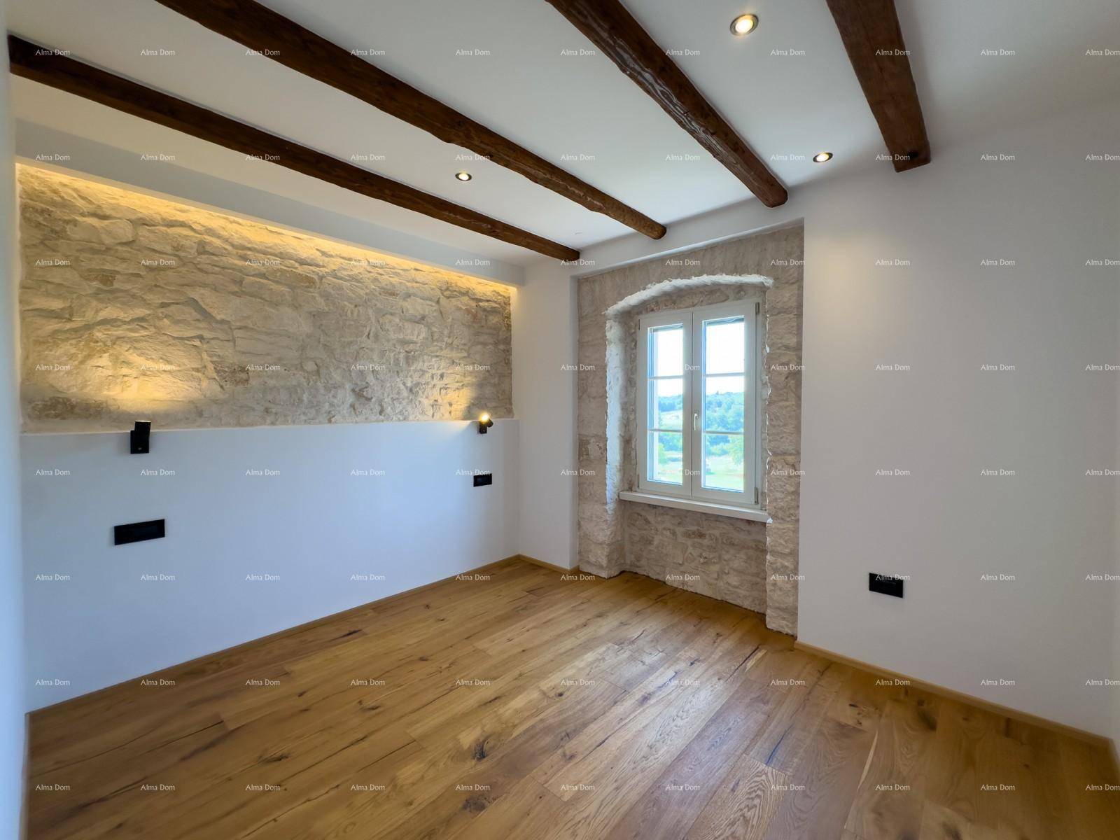 Schlafzimmer mit Holzbalkendecke, Holzboden und einer dekorativen Steinwand.
