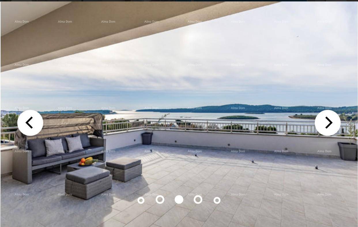 Geräumige Dachterrasse mit bequemen Lounge-Möbeln und weitem Meerblick.