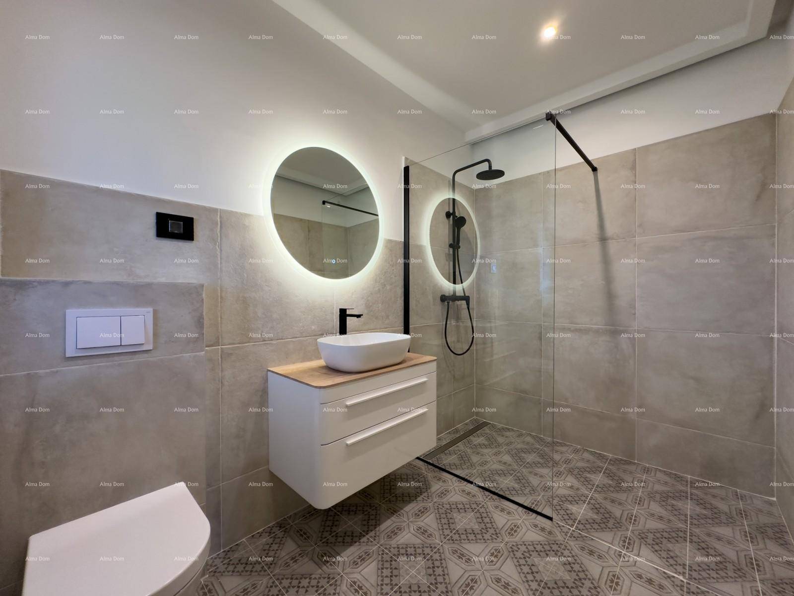 Elegantes Badezimmer mit großer Glasdusche, modernem Waschtisch und beleuchtetem Spiegel.