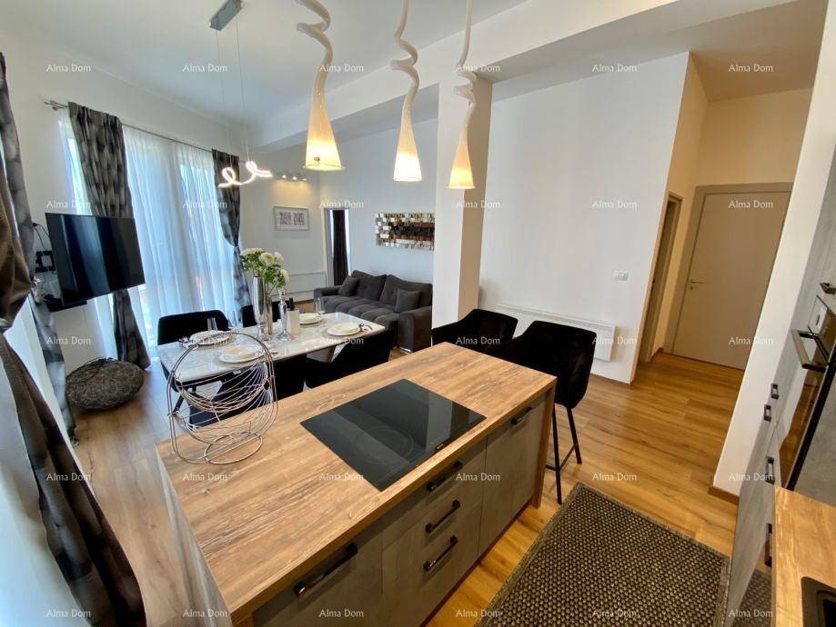 Offene Küche mit Kochinsel und Essbereich, verbunden mit dem Wohnzimmer.