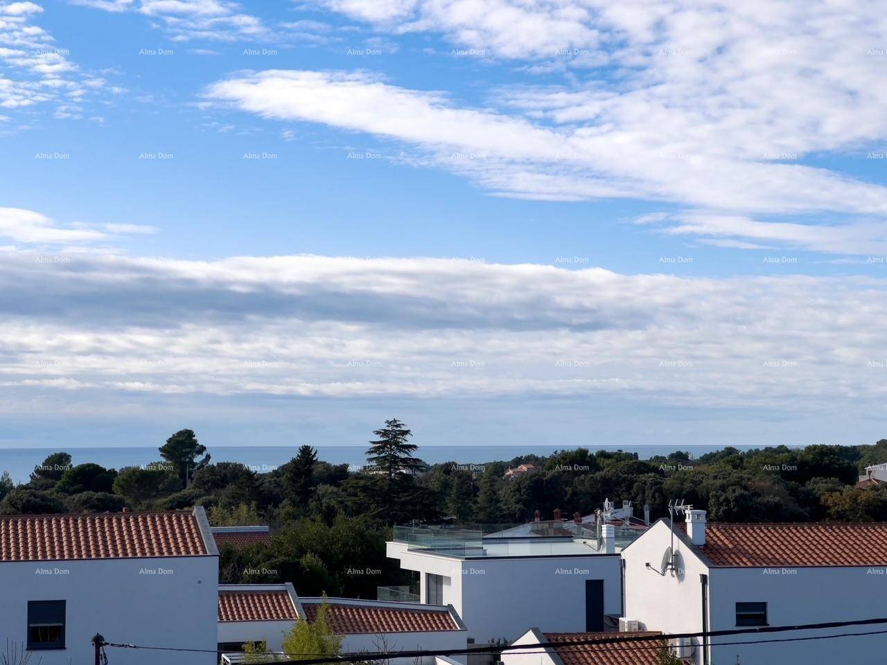 Panoramablick auf das Meer und die umliegende Wohnbebauung unter blauem Himmel.