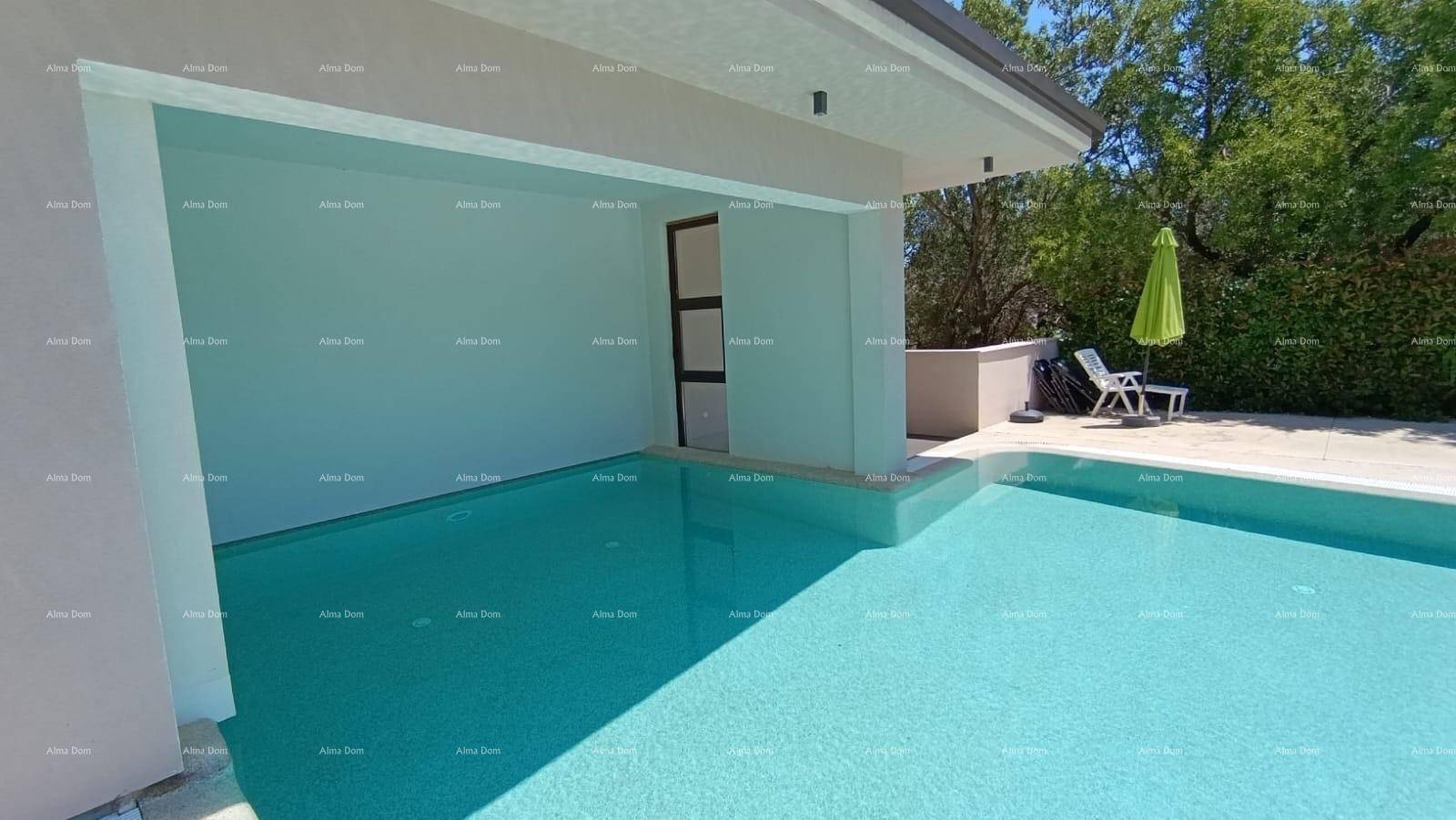 Außenbereich mit großem Swimmingpool und angrenzendem Gebäude unter blauem Himmel.