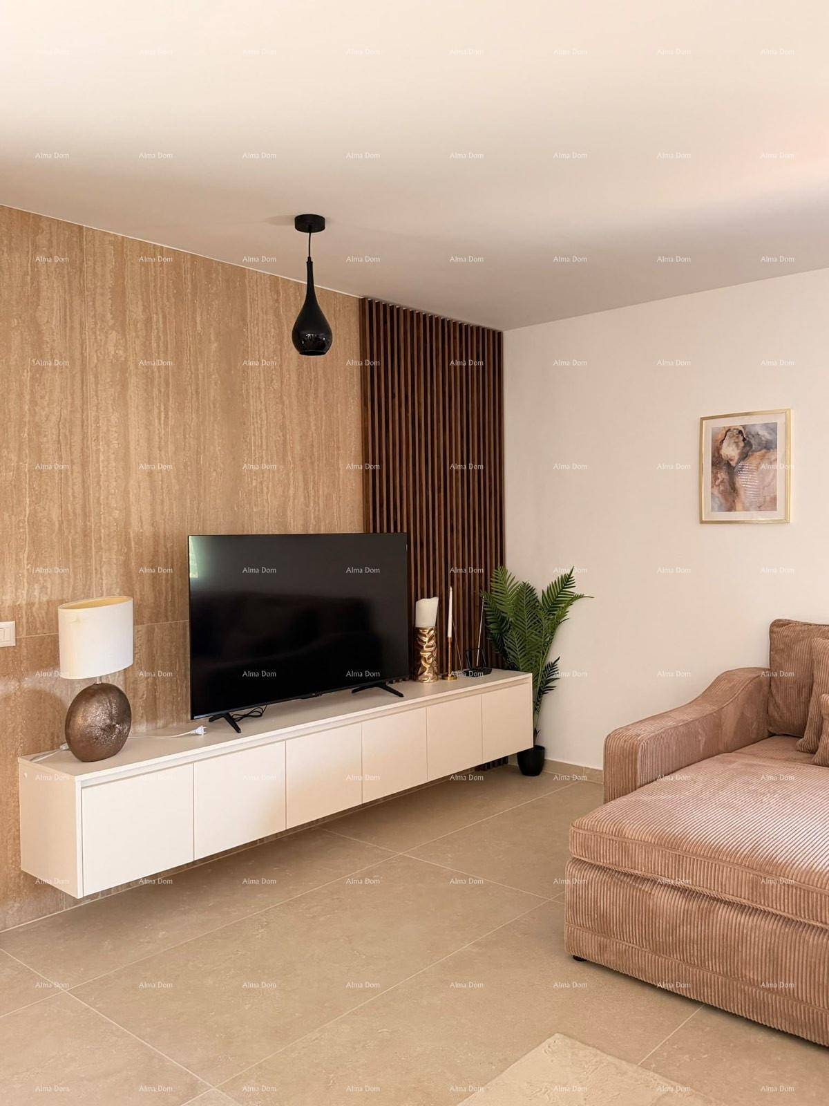 Wohnzimmer mit großem Fernseher, schwebendem Sideboard und dekorativer Holzwand.