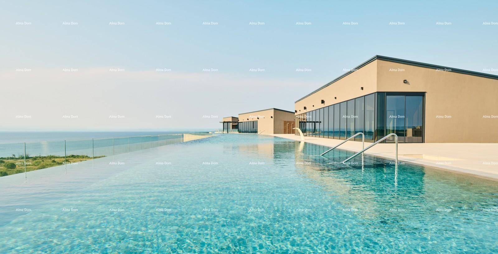 Atemberaubender Infinity-Pool auf dem Dach mit weitem Blick über das Meer.