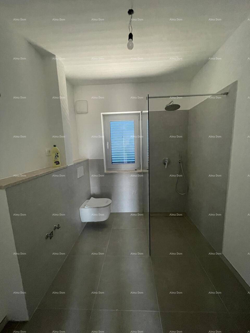 Modernes Badezimmer mit begehbarer Dusche, Wand-WC und Fenster für natürliche Belüftung.