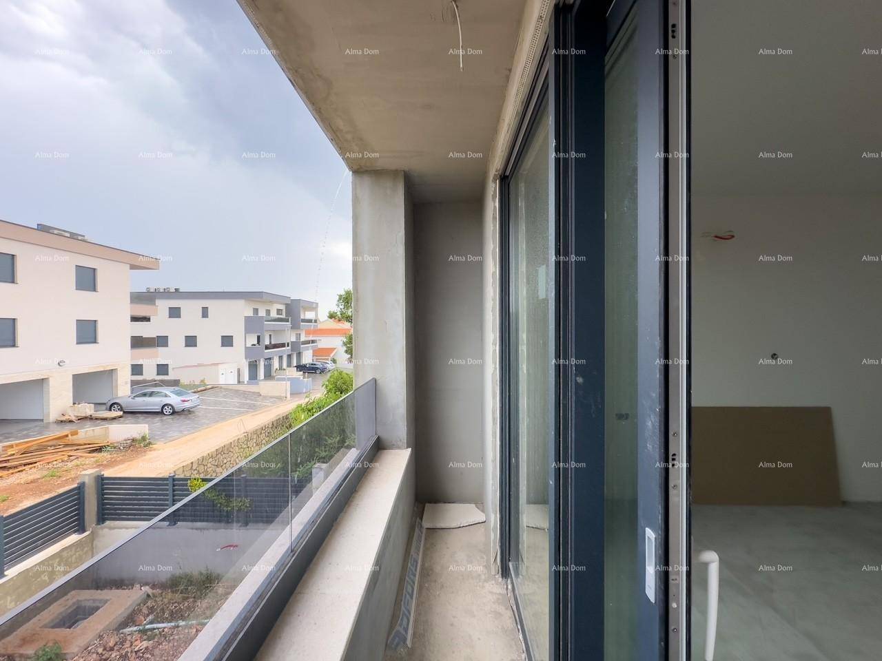 Langer Balkon im Bau mit Glasgeländer und Blick auf die Nachbarschaft und Natur.