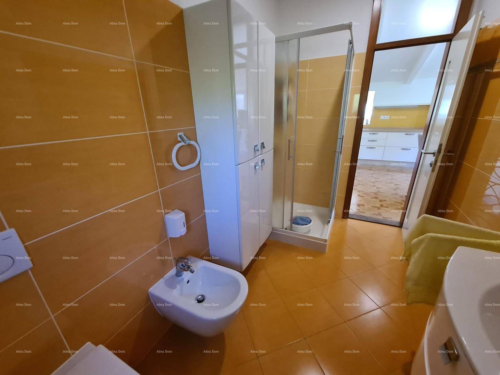 Badezimmer mit Duschkabine, Bidet und orangefarbenen Wand- und Bodenfliesen in modernem Stil.