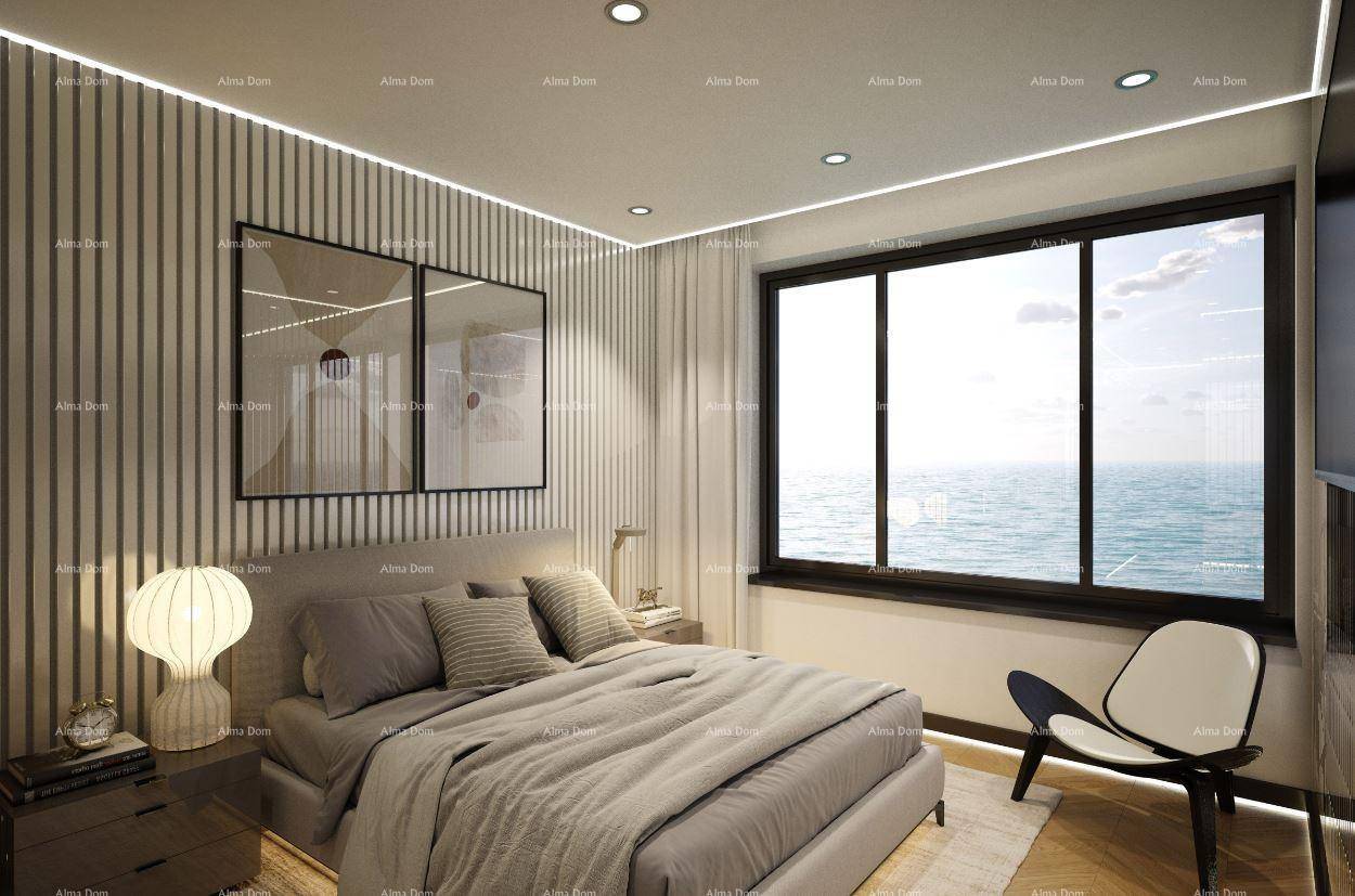 Helles Schlafzimmer mit Holzwand, bequemen Bett und weitem Blick auf das Meer.