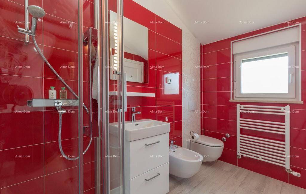 Modernes Badezimmer mit roten Fliesen, Duschkabine und beheiztem Handtuchhalter.