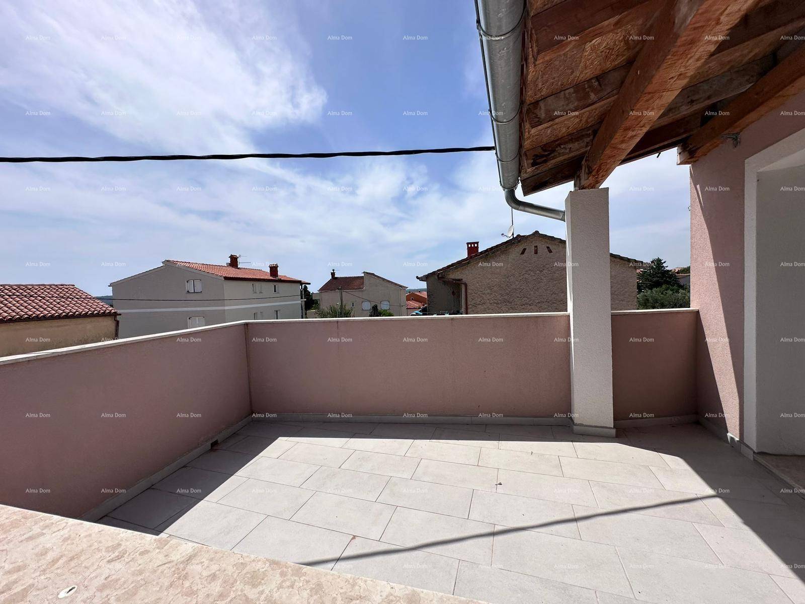 Heller Balkon mit Fliesenboden und freiem Blick auf die Nachbarschaft und den blauen Himmel.
