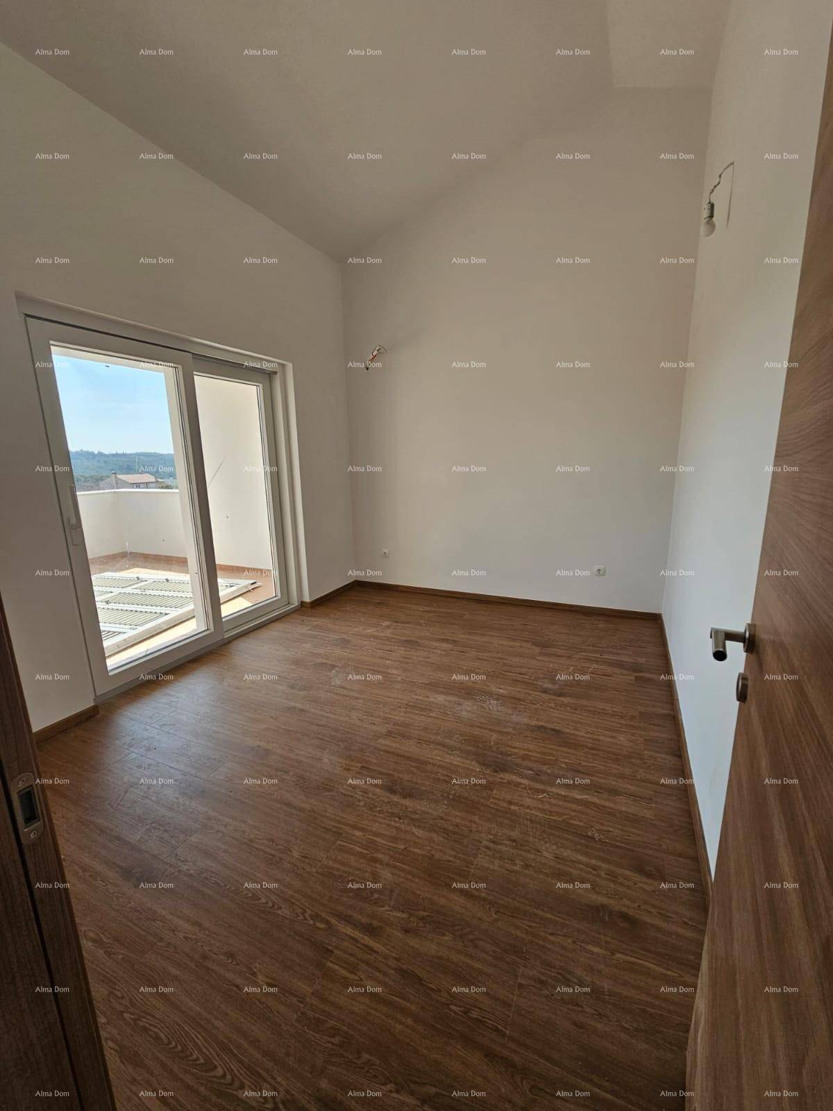 Schlafzimmer mit Holzboden, weißen Wänden und Zugang zu einem Außenbereich.