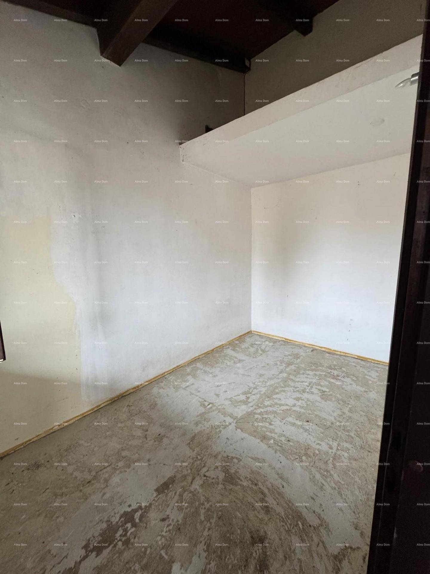Unfertiger kleiner Raum mit niedriger Decke und sichtbaren Holzbalken, bereit für den Ausbau.
