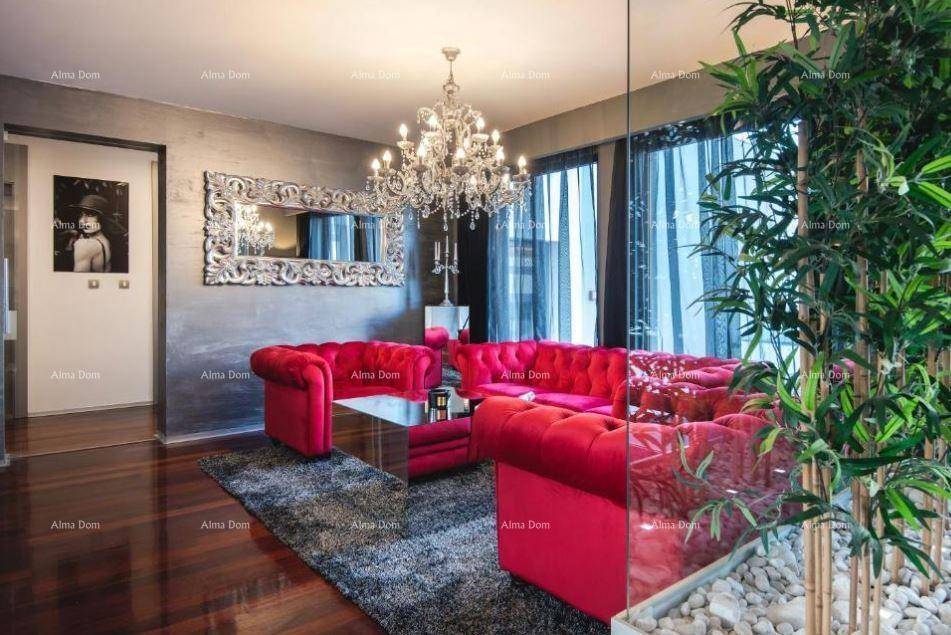Elegantes Wohnzimmer mit roten Chesterfield-Sofas, Kronleuchter und dunklem Holzboden.