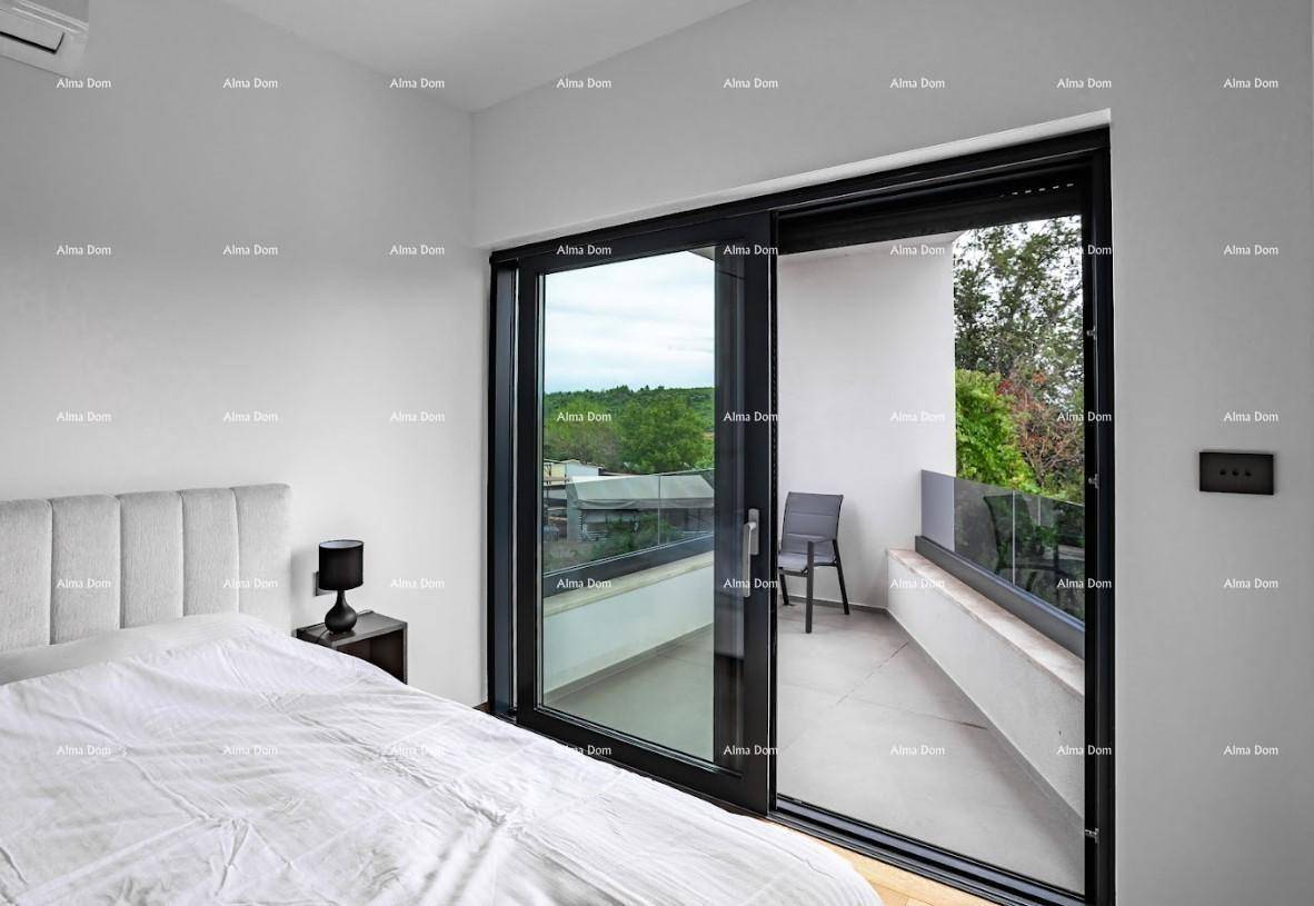 Schlafzimmer mit Holzboden, großem Bett und Zugang zu einem kleinen Balkon.