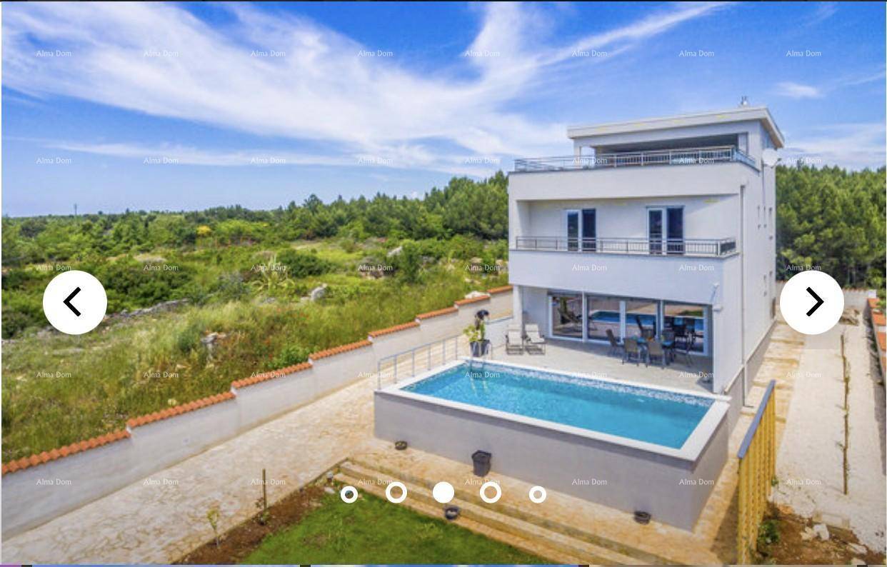Moderne Villa mit privatem Pool und weitläufiger Grünfläche in ruhiger Lage.