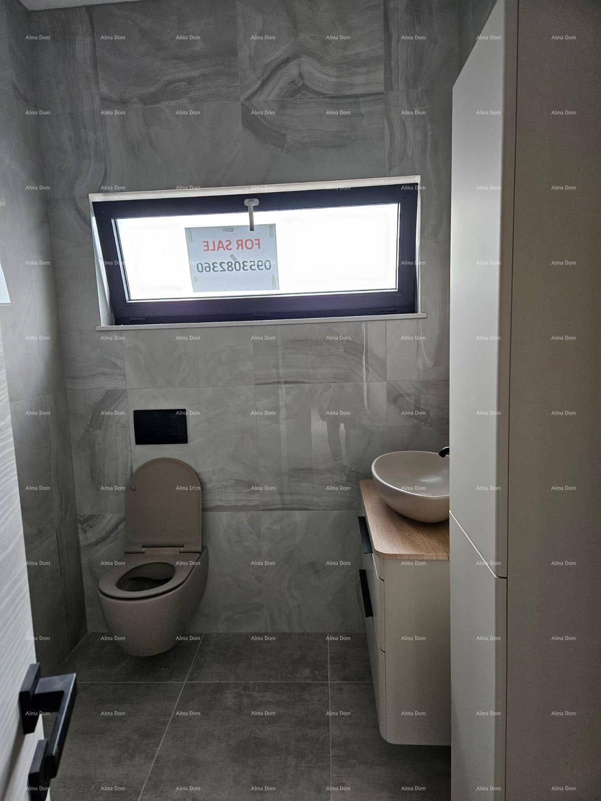 Modernes Gäste-WC mit Wand-WC, Aufsatzwaschbecken und Fenster.