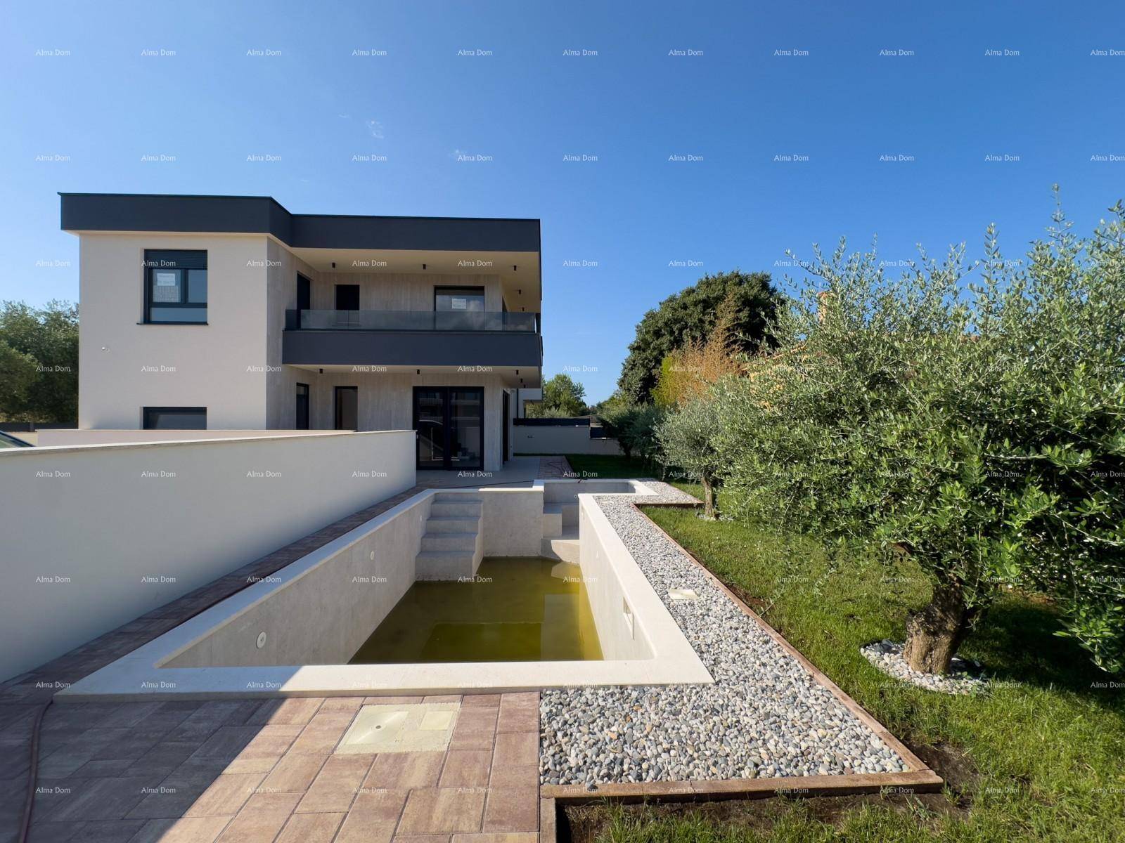 Außenansicht des Hauses mit einem im Bau befindlichen Pool und Gartenbereich.
