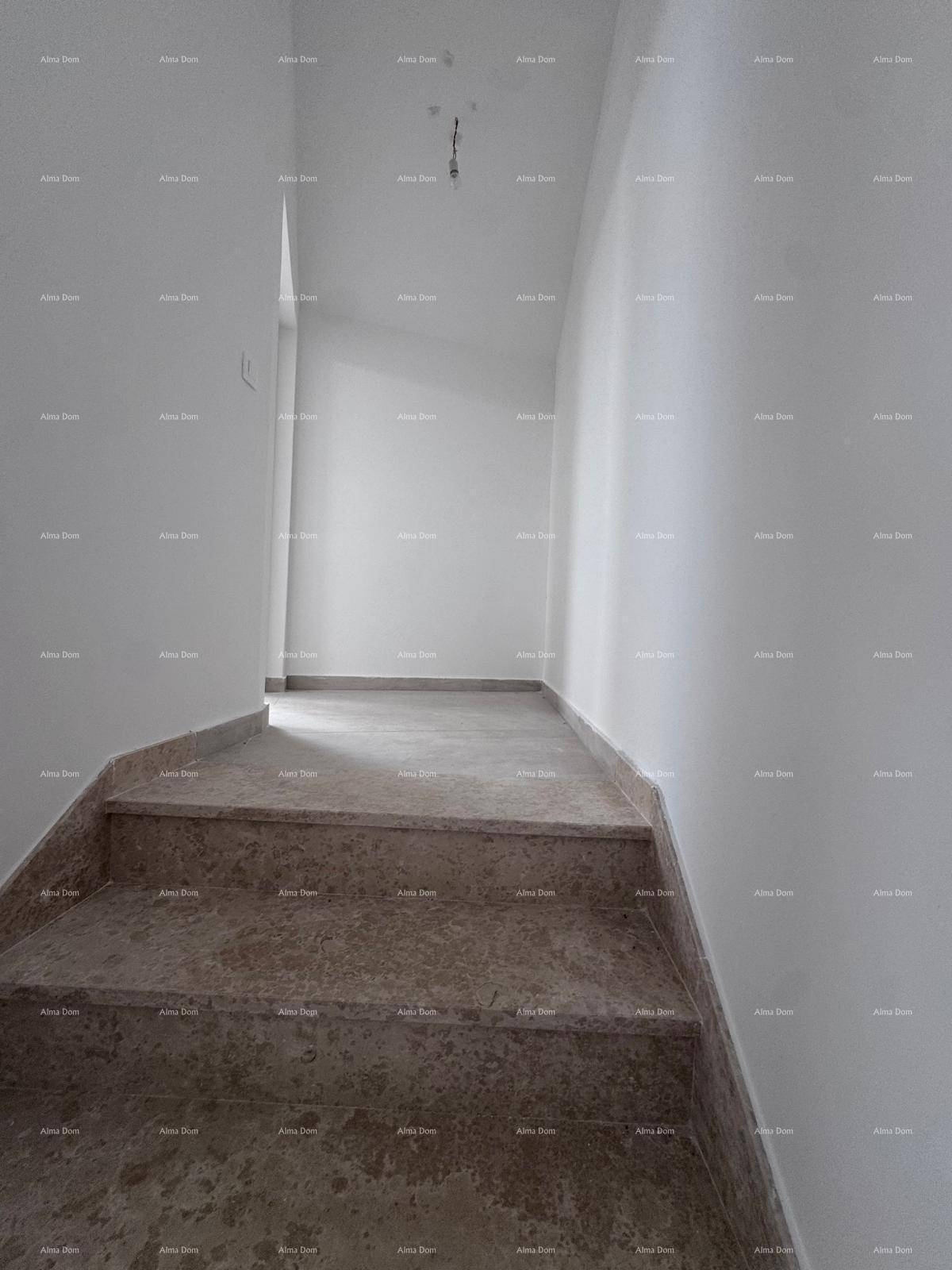 Treppenaufgang mit gefliesten Stufen und hellen Wänden in einem modernen Gebäude.