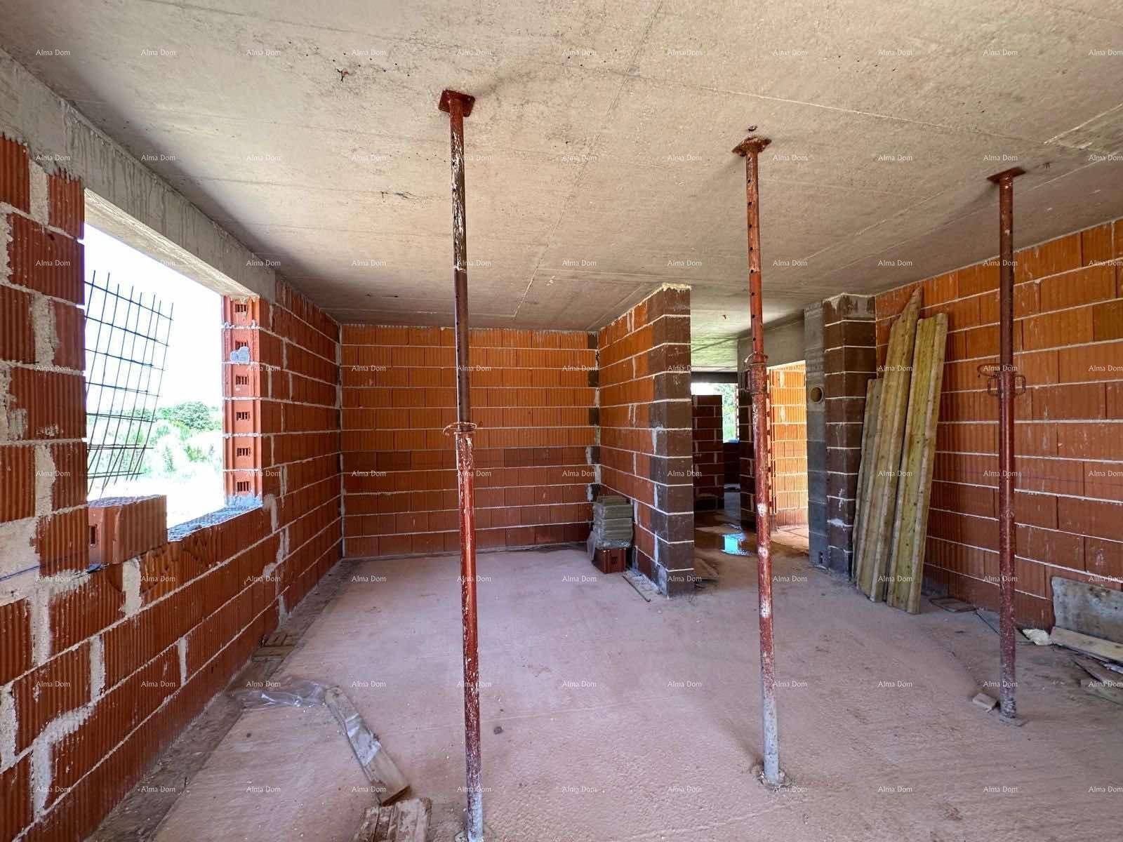 Großer Raum im Rohbau mit Fensteröffnungen, Ziegelwänden, Betonboden und Baustützen.