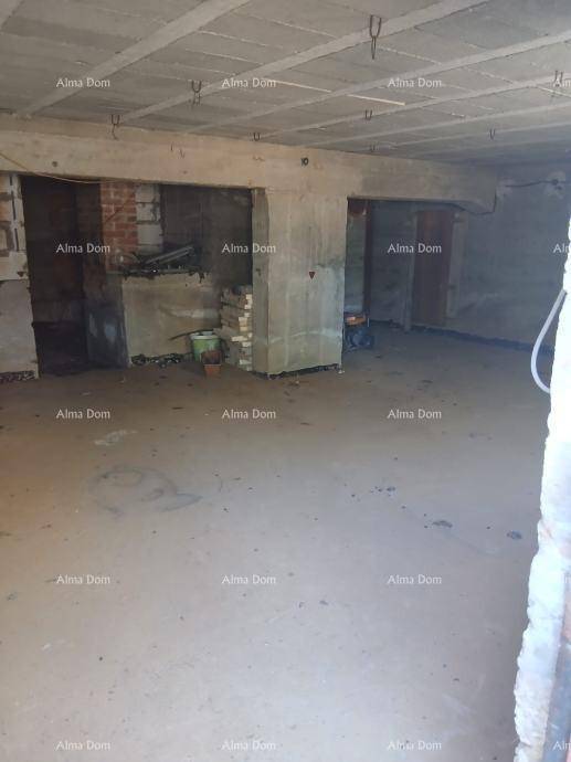 Rohbau-Kellerraum mit Betonwänden und -decke, bietet viel Stauraum oder Ausbaupotenzial.