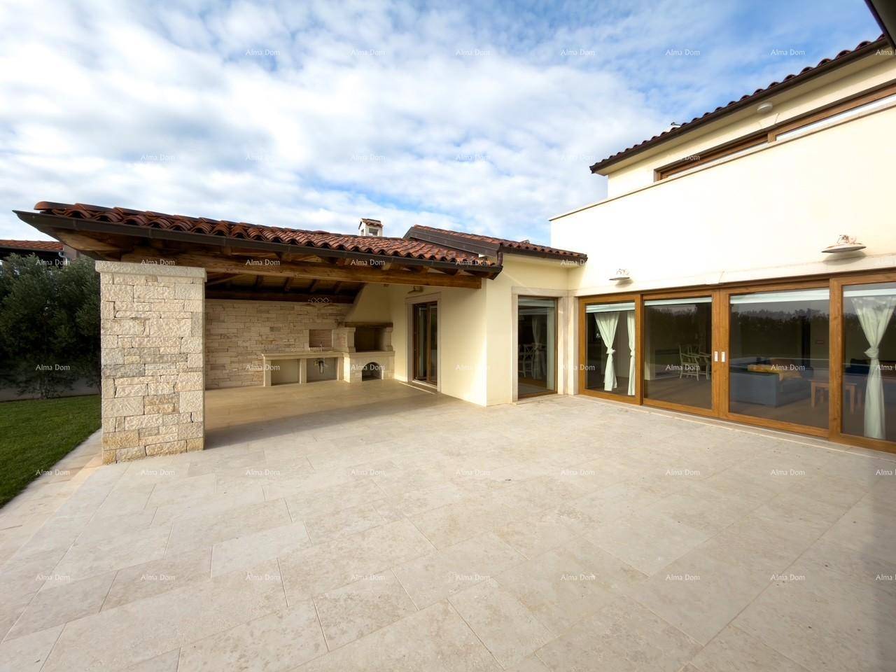 Weitläufige Terrasse mit überdachtem Bereich und offenem Raum, ideal für Entspannung und Unterhaltung.