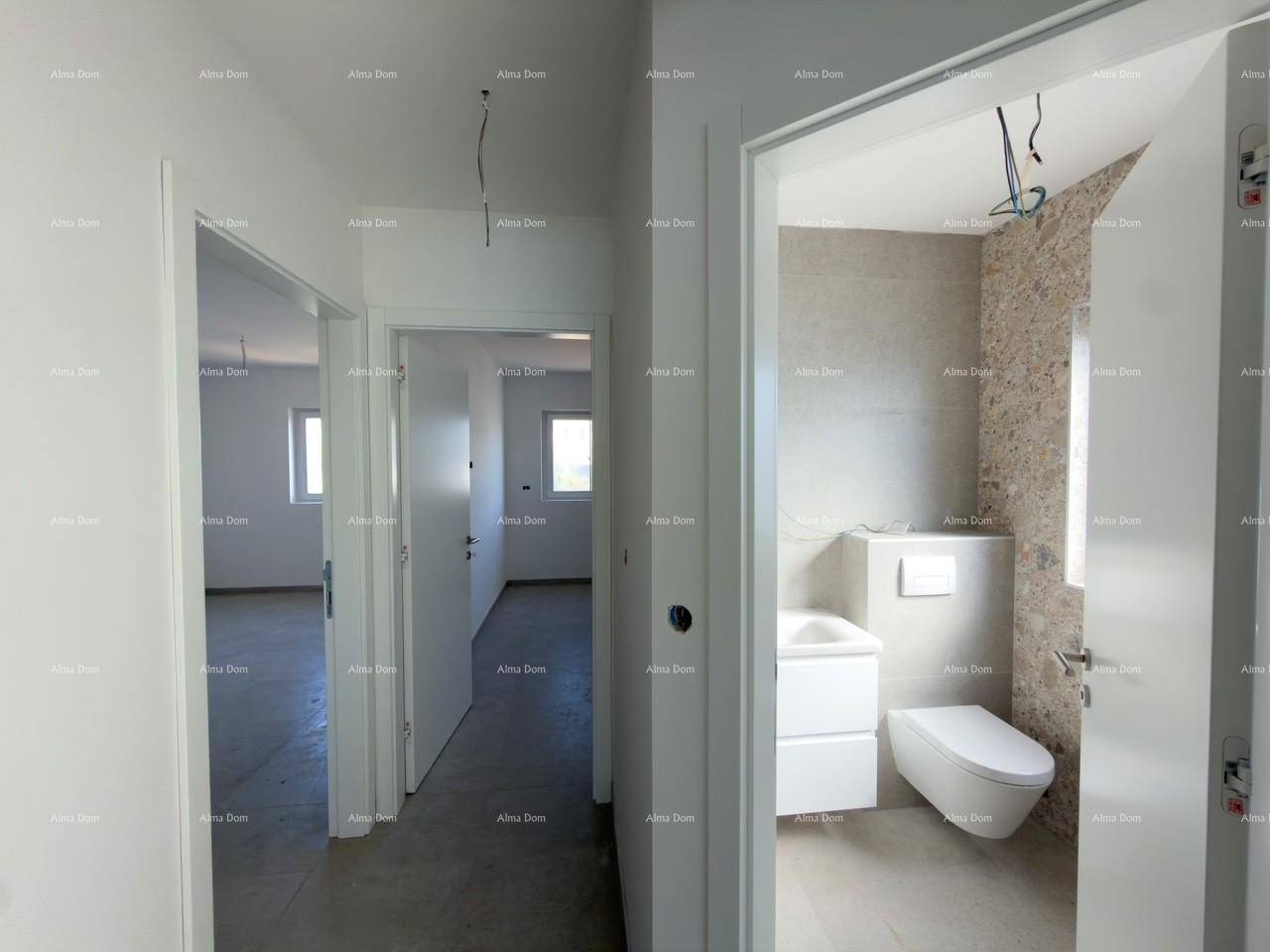 Flur mit Blick in ein modernes Badezimmer mit Wand-WC und Waschbecken.