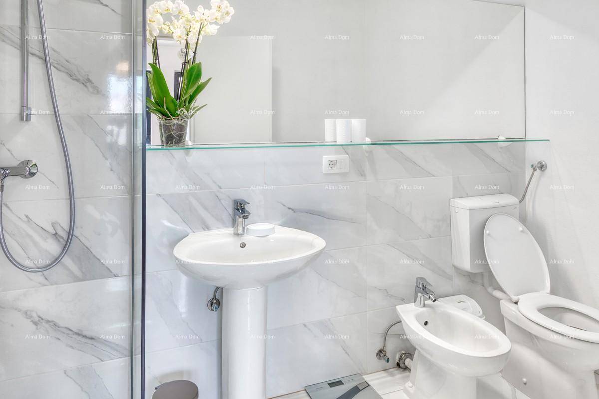 Stilvolles Badezimmer mit Waschtisch, Toilette und Bidet, ausgestattet mit modernen Marmorfliesen.