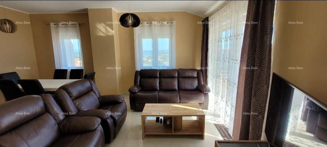 Geräumiger Wohn- und Essbereich mit Ledersofas, Fernseher und großen Fenstern.